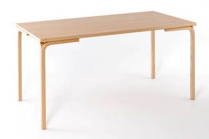 An diesem Tisch passen mehrere Personen An diesem Tisch passen mehrere Personen